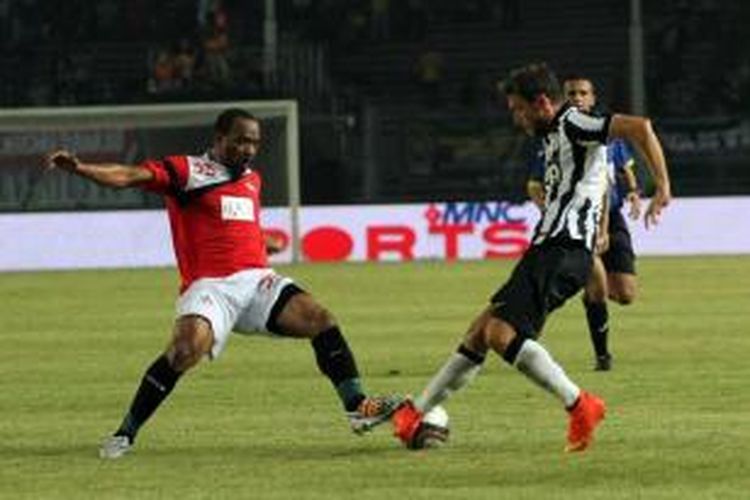 Pemain Juventus Fernando Llorente (kanan) berebut bola dengan pemain ISL Stars Lancine Kone (kiri) dalam pertandingan di Stadion Utama Gelora Bung Karno, Jakarta, Rabu (6/8/2014). Juventus bekuk ISL Stars 8-1.