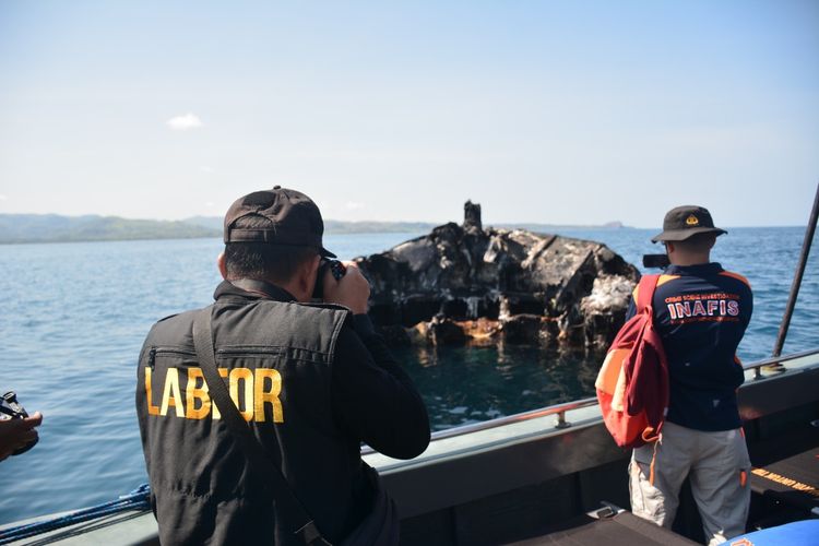 Tim Pusat Laboratorium Forensik (Puslabfor) Bali, mendatangi lokasi kejadian terbakarnya Kapal Express Cantika 77, di Perairan Naukliu Kabupaten Kupang, Nusa Tenggara Timur (NTT)