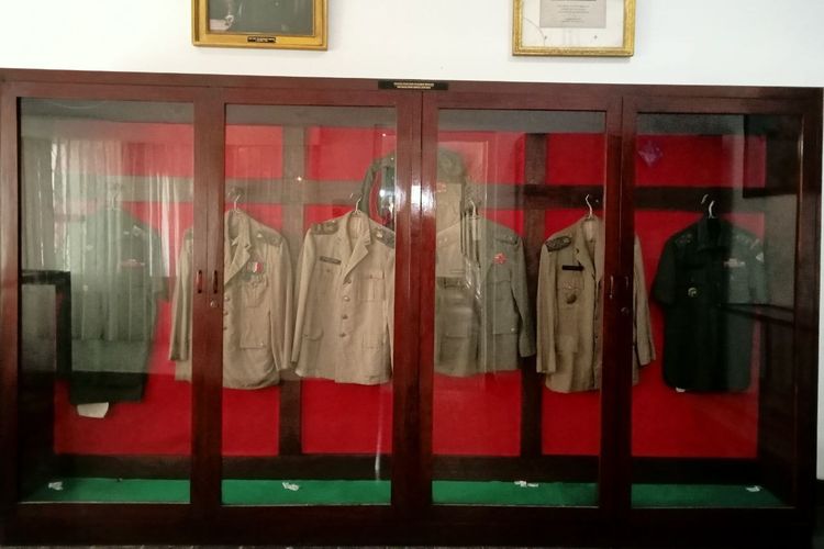 Pakaian dinas para pahlawan revolusi yang tewas dan dibuang ke lubang buaya bersama Jenderal Ahmad Yani.