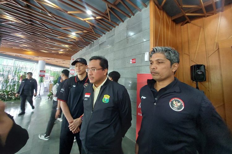 Ketua Umum PBSI, Agung Firman Sampurna, bersama pelatih tunggal putri, Indra Widjaja, dan pelatih tunggal putra, Irwansyah, seusai acara pengukuhan Tim Indonesia untuk Asian Games 2022 di Auditorium Kementerian PUPR, Jakarta, Selasa (19/9/2023).