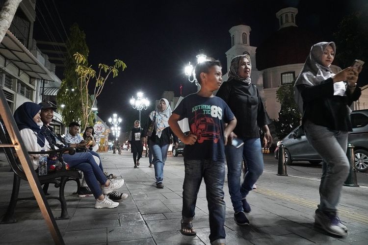 Keramaian di Kawasan Kota Lama Semarang pada malam hari     