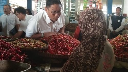 Eks Ajudan Prabowo Blusukan di Pasar Rejowinangun Magelang, Bagi-bagi Kipas dan Stiker