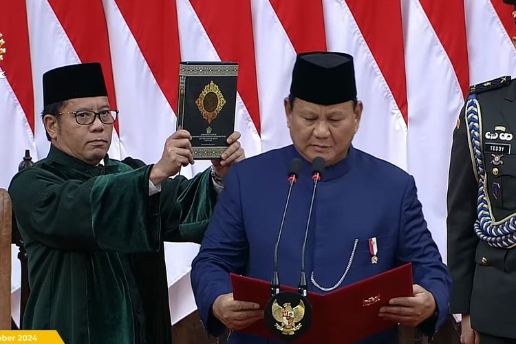 Prabowo mengucap sumpah sebagai presiden di Gedung MPR, Minggu (20/10/2024)