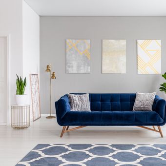 Ilustrasi ruang keluarga dengan dinding aksen abu-abu. 