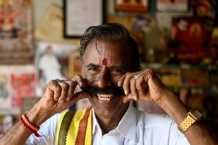 Calon pejabat independen di India, K Padmarajan, yang merupakan pemilik bengkel ban dan dikenal sebagai Raja Pemilu karena kalah 238 kali, difoto di kantornya di Mettur, Negara Bagian Tamil Nadu, pada 23 Maret 2024.