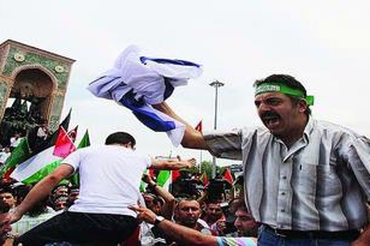 Seorang pemrotes berang sembari menggenggam bendera Israel saat aksi demonstrasi di Lapangan Taksim, Istanbul, Turki, Senin (31/5). 