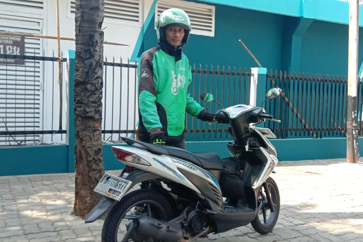 Driver ojek online (ojol) Parman pernah ditolong Melanie Subono 23 tahun lalu dan ia tidak pernah melupakan kebaikan artis itu.