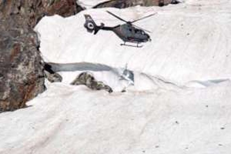 Sebuah helikopter militer Swiss terbang di atas Chelengletscher di Goeschenen, Swiss, Rabu (31/8/2016).