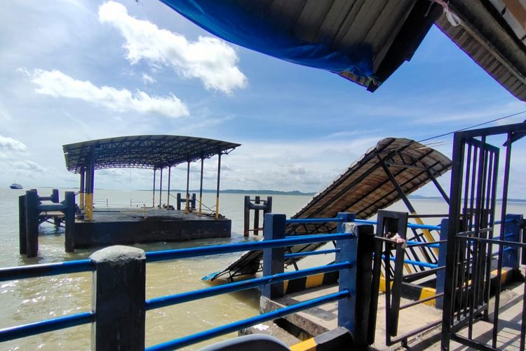 Jembatan penghubung dermaga Pelabuhan Sri Tanjung Gelam Kabupaten Karimun ambruk ke laut, Kamis (27/10/2022).