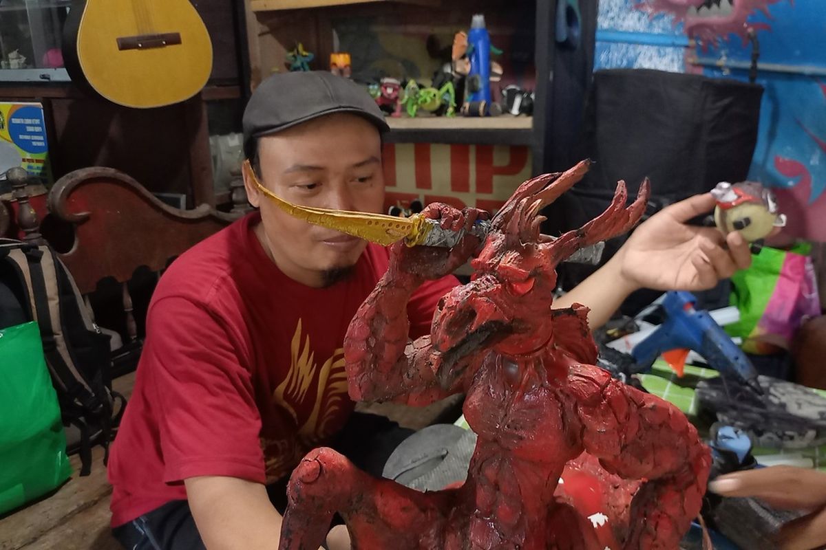 Essy dan tim dari Pa-Q-One art yang sedang memptoduksi action figure dari sampah aandal jepit