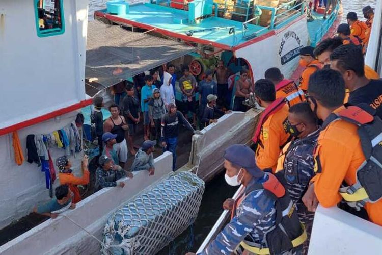 Tim SAR Gabungan ketika mengevakuasi korban kapal pengangkut BBM yang tenggelam dan ditemukan kapal nelayan di laut lepas kampung Primapun, Distrik Safan, Kamis (16/12/2021).