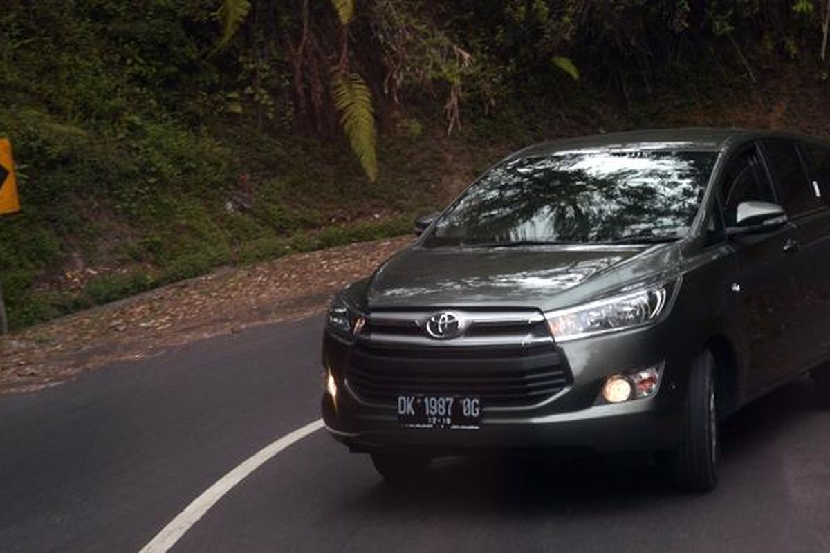 Toyota All-New Kijang Innova menanjak di salah satu jalan di Bali.