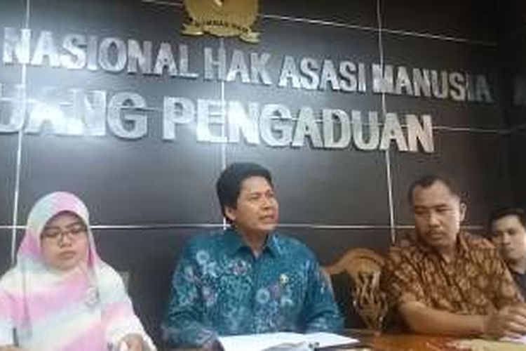 Ketua Komnas HAM M. Imdadun Rachmat (baju biru) dan Koordinator Desk Kebebasan Beragama dan Berkeyakinan Komnas HAM Jayadi Damanik di Kantor Komnas HAM, Jalan Latuharhary, Menteng, Jakarta Pusat, Selasa (5/4/2016) 