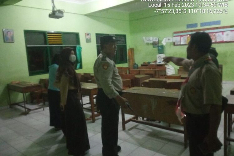 Polisi mengecek informasi murid kehilangan gawai di SMP N 2 Bambanglipuro Bantul