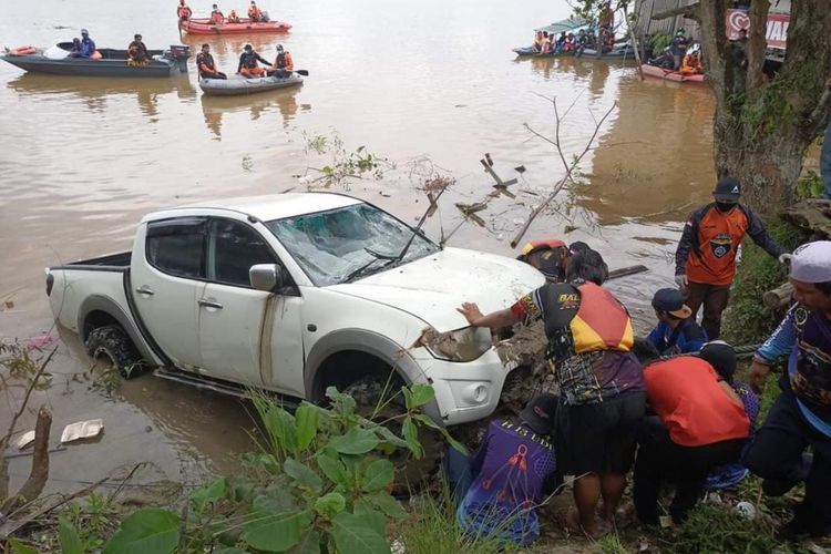 Tim siaga SAR Samarinda bersama BPBD Kutai Kertanegara saat mengevakuasi mobil Mitsubishi Strada Triton double cabien yang jatuh ke Sungai Mahakam dengan kedalaman berkisar 7 sampai 9 meter di Tenggarong, Kutai Kertanegara, Kaltim, Sabtu (20/2/2021). 