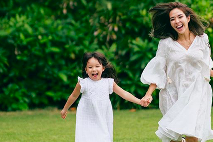 Gisella Anastasia dan putrinya Gempita Nora Marten memakai gaun putih senada.