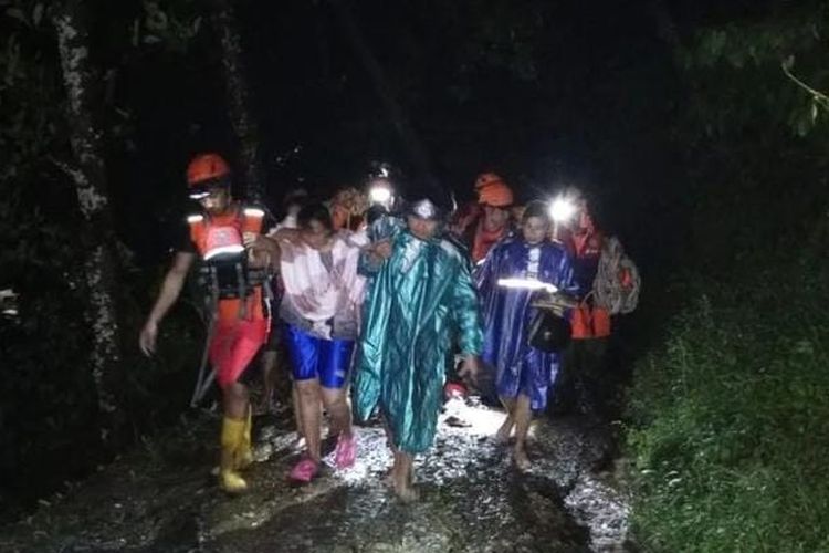 Tim SAR mengevakuasi wisatawan yang terjebak saat camping di Riverside Telaga Waja, Desa Muncan, Kecamatan Selat, Kabupaten Karangasem, Provinsi Bali. Basarnas Bali.