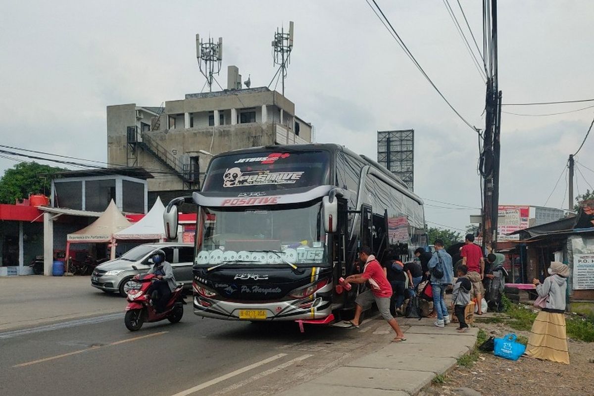 Sejumlah penumpang hendak menaiki bus di depan Terminal Bayangan Cimanggis, Tangerang Selatan, Senin (3/5/2021).