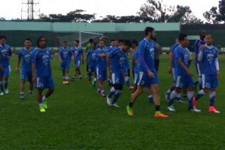 Para pemain Persib Bandung berlatih di Stadion Siliwangi pada Rabu (7/6/2017). 