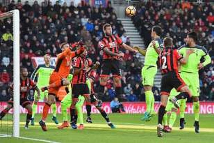 Para pemain Bournemouth dan Liverpool mencoba memenangi duel udara pada pertandingan Premier League di Stadion Vitality, Minggu (4/12/2016).