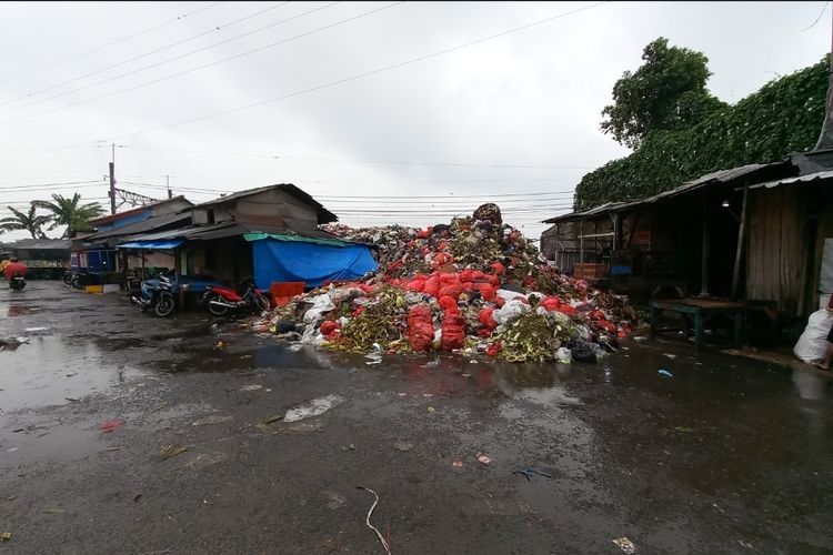 Kondisi sampah yang menumpuk di Pasar Kemiri Muka, Beji, Depok pada Senin (26/12/2022).