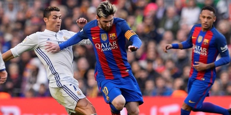 Penyerang Real Madrid, Cristiano Ronaldo (kiri), mencoba menghentikan pergerakan Lionel Messi dari FC Barcelona dalam laga El Clasico di Stadion Camp Nou, Barcelona, Spanyol, 3 Desember 2016.