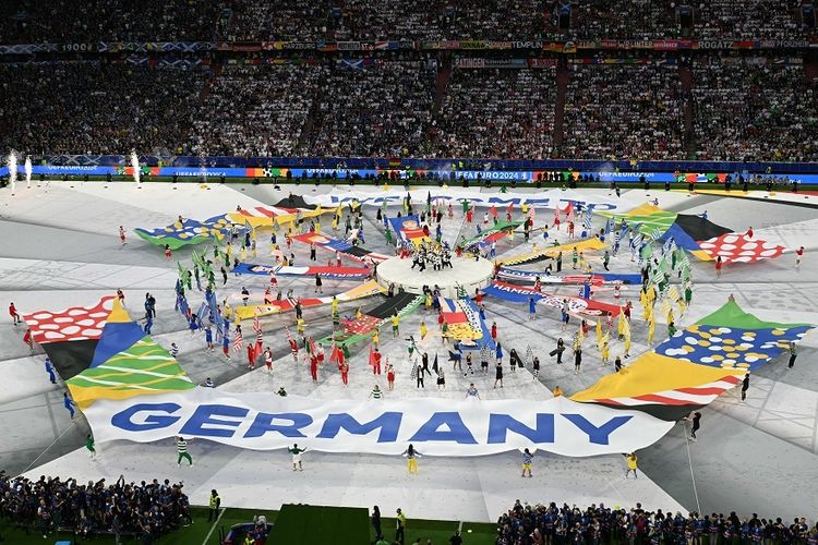 Penari tampil pada upacara pembukaan UEFA Euro 2024, sebelum pertandingan Grup A antara Jerman vs Skotlandia di Munich Football Arena di Munich pada 14 Juni 2024. (Foto oleh THOMAS KIENZLE / AFP)