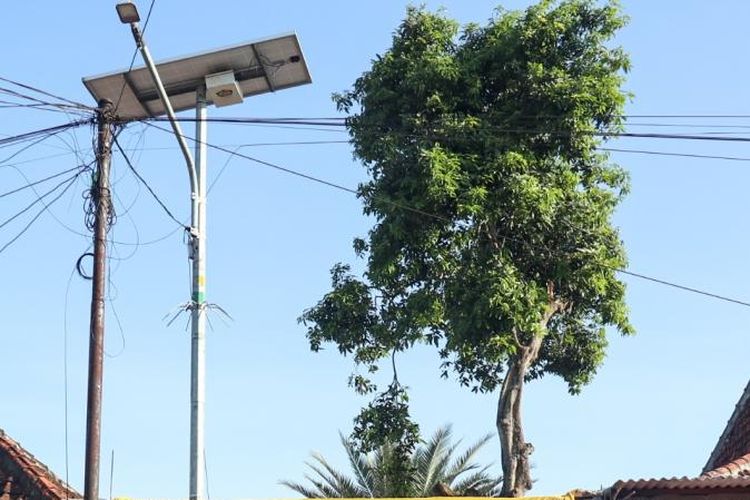 Kementerian Energi dan Sumber Daya Mineral (ESDM) melakukan serah terima secara simbolis 55 penerangan jalan umum tenaga surya (PJU-TS) yang sudah terpasang di Kabupaten Sumenep, kepada Pemerintah Daerah Sumenep.