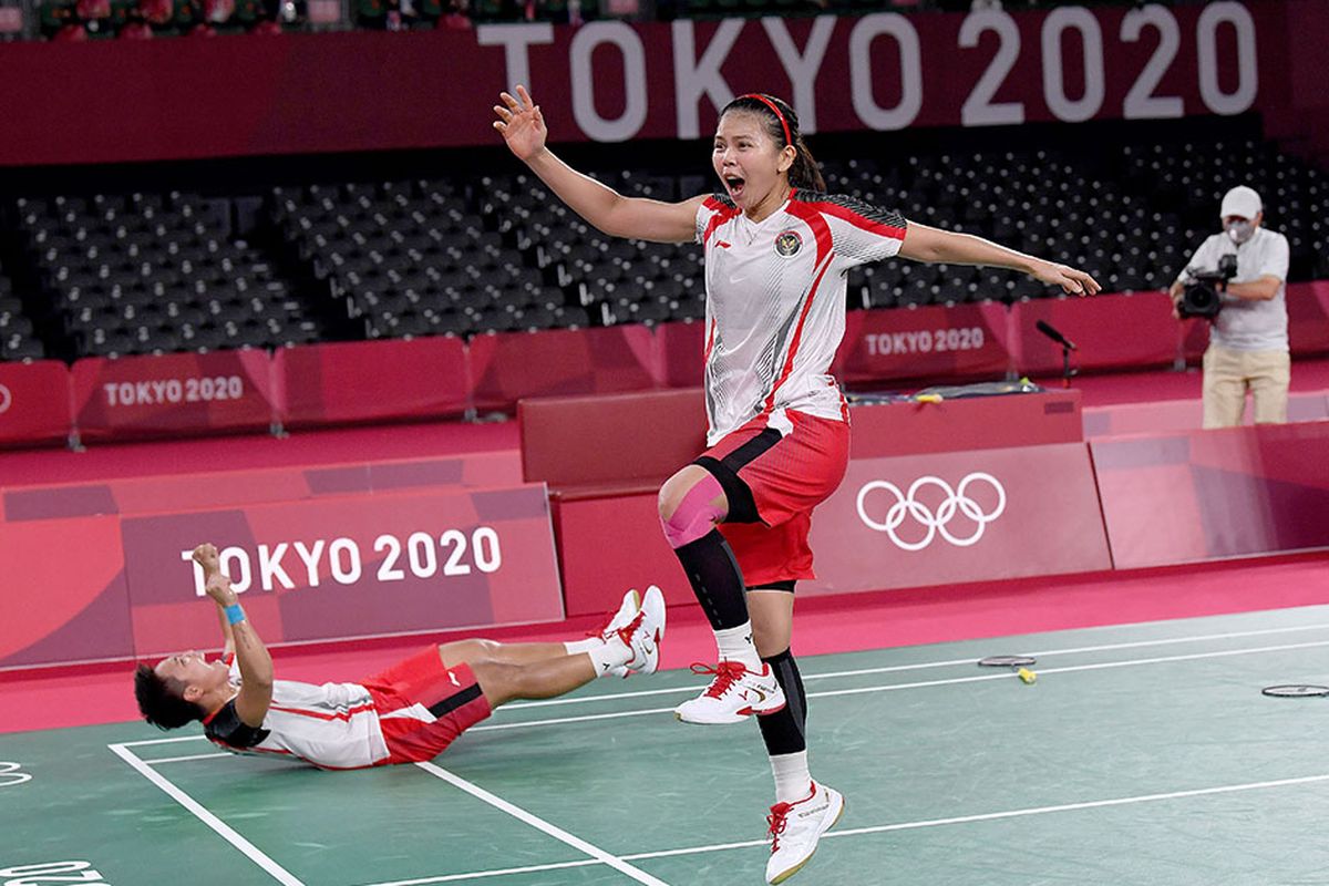 Pebulu tangkis ganda putri Indonesia Greysia Pollii/Apriyani Rahayu melakukan selebrasi setelah mengalahkan lawannya ganda putri China Chen Qing Chen/Jia Yi Fan dalam final Olimpiade Tokyo 2020 di Musashino Forest Sport Plaza, Tokyo, Jepang, Senin (2/8/2021). Greysia Pollii/Apriyani Rahayu berhasil meraih medal emasi setelah mengalahkan  Chen/Jia Yi Fan  dua set langsung. 21-19 dan 21-15.