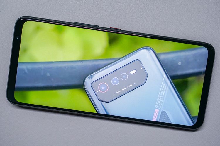 Bagian bezel alias bingkai layar ROG Phone 7 terlihat tebal karena memuat sepasang speaker stereo dan kamera depan.
