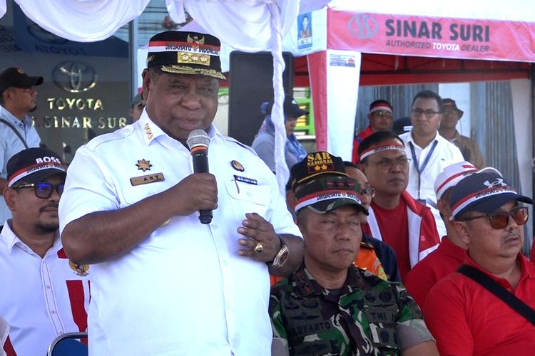 Penjabat (Pj) Gubernur Papua Barat Ali Baham Temongmere (ABT) dalam acara pembentangan bendera Merah Putih sepanjang 12,77 kilometer (km) yang melintasi ruas jalan di Kota Manokwari, Rabu (14/8/2024).