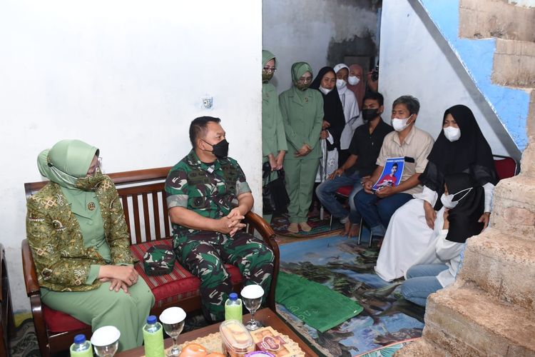  Kepala Staf Angkatan Darat (Kasad) Jenderal TNI Dudung Abdurachman saat mengunjungi keluarga korban tabrak lari Handi Saputra dan Salsabila, Senin (27/12/2021).