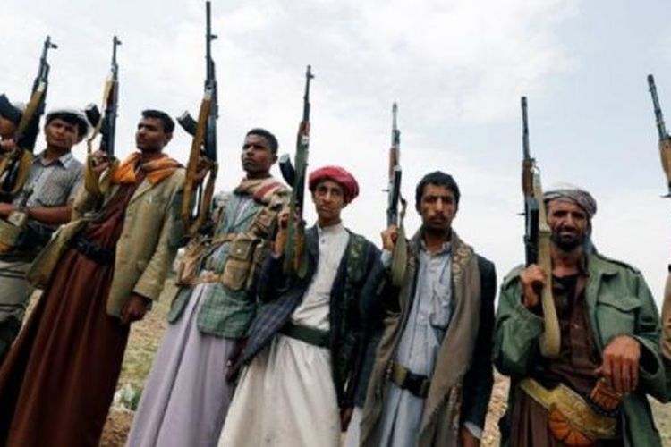 Pejuang suku Yaman yang loyal pada pemberontak Houthi berjuang untuk menumbangkan pemerintah Yaman.