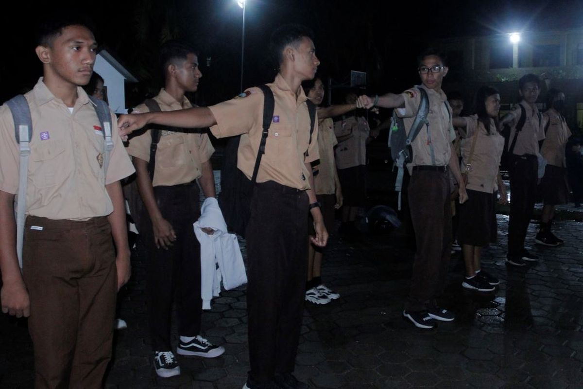 Sejumlah pelajar Sekolah Menengah Atas (SMA) mengikuti apel pagi penerapan aktivitas sekolah mulai pukul 05.00 WITA di halaman SMA Negeri I Kupang di Kota Kupang, NTT, Rabu (1/3/2023). Pemerintah provinsi NTT menerapkan kebijakan aktivitas sekolah bagi SMA/SMK Negeri di NTT dimulai pukul 05.00 WITA dengan alasan untuk melatih karakter siswa/siswa SMA/SMK di NTT. ANTARA FOTO/Kornelis Kaha/aww. 
