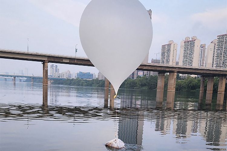 Obyek tak teridentifikasi yang diyakini adalah balon sampah dari Korea Utara ditemukan di permukaan Sungai Han dekat Jembatan Jamsil di Seoul, Korea Selatan. Foto ini diambil pada 9 Juni 2024.