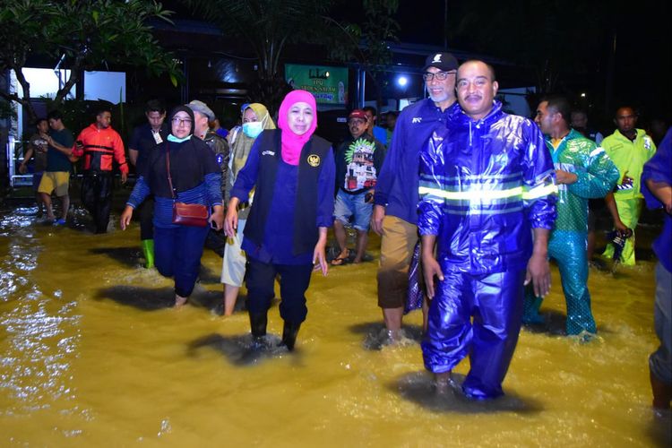Gubernur Jawa Timur Khofifah Indar Parawansa (tengah), saat meninjau banjir yang terjadi di Kecamatan Driyorejo, Gresik, Rabu (22/2/2023).