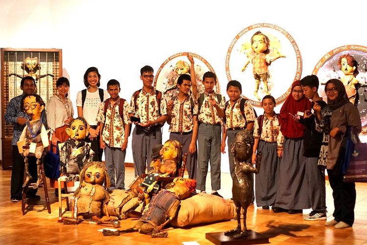 Delapan siswa Sekolah Luar Biasa (SLB) A Pembina Jakarta berkeliling Kantor Kompas Gramedia Jakarta, Selasa (3/12/2019) siang. Para siswa diajak mengenal dunia kerja di bidang jurnalistik.
