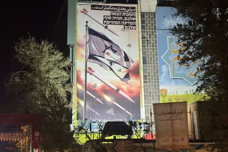 Sebuah mural baru di Alun-Alun Palestina di Teheran dengan tulisan Tamparan selanjutnya akan lebih kencang menggambarkan serangan Iran ke Israel.