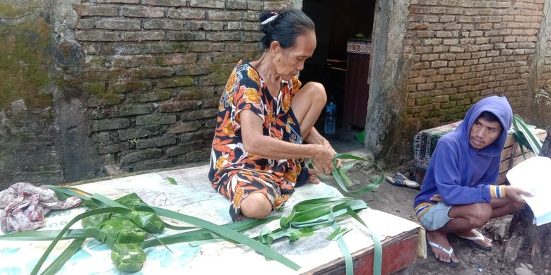 Berita Harian Tradisi Ketupat Daun Pandan Terbaru Hari Ini - Kompas.com