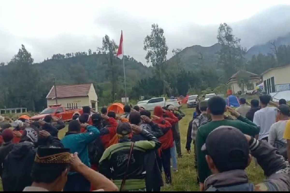Ribuan pendaki saat mengikuti upacara bendera di Paltuding Ijen