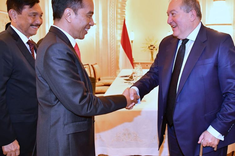 Presiden Joko Widodo menyempatkan melakukan pertemuan bilateral dengan Presiden Armenia Armen Sarkissian di sela kunjungannya ke Abu Dhabi, Uni Emirat Arab, Senin (13/1/2020).