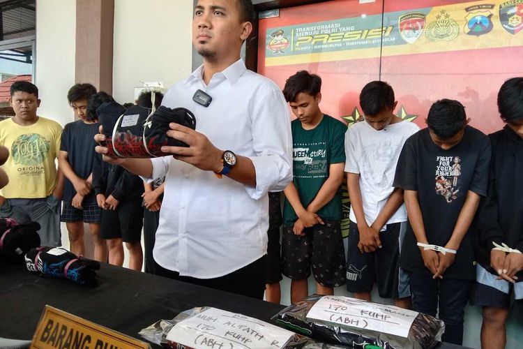 Kasat Reskrim Polres Jombang AKP Giadi Nugraha (kemeja putih) menggelar konferensi pers terkait penangkapan belasan pesilat. Belasan pesilat tersebut membuat kerusuhan di beberapa tempat di wilayah Perak, Kabupaten Jombang, Jawa Timur, Minggu (8/1/2023).