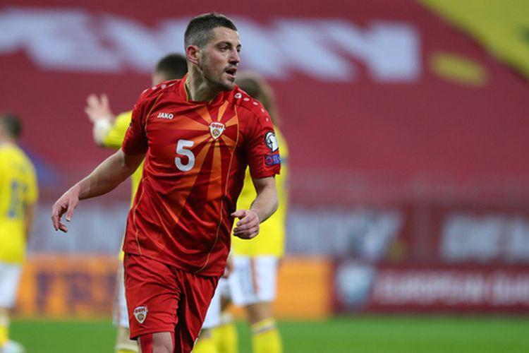 Timnas Makedonia Utara disebut bakal mengenakan jersey kandang lama menyusul protes dari para pendukung karena desain jersey baru timnas untuk Euro 2020 dinilai mirip warna jersey timnas Portugal.
