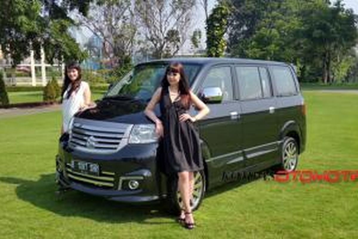 New APV Luxury sebagai model lifestyle.