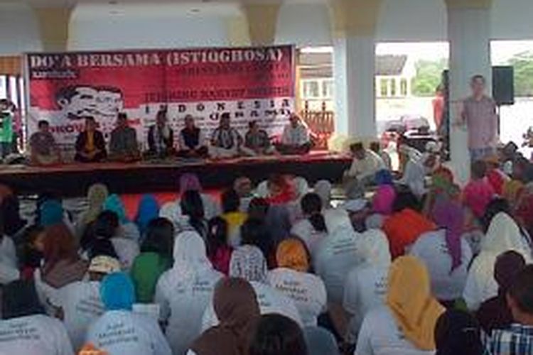 Sekitar seribu relawan dari Jejaringan Rakyat Miskin (Jerami) Kota Kendari menggelar istighotsah bersama untuk mendoakan kemenangan Jokowi-JK pada pilpres 9 Juli mendatang.