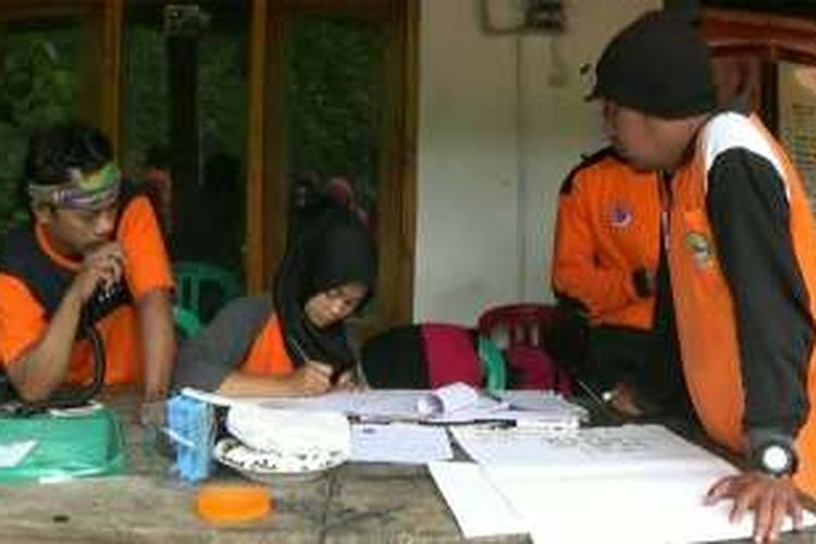 Relawan sedang berada di Posko Bencana Longsor Karanganyar di Desa Tegalsari, Karangpandan, Karanganyar, Jawa Tengah, Kamis (1/12/2016).