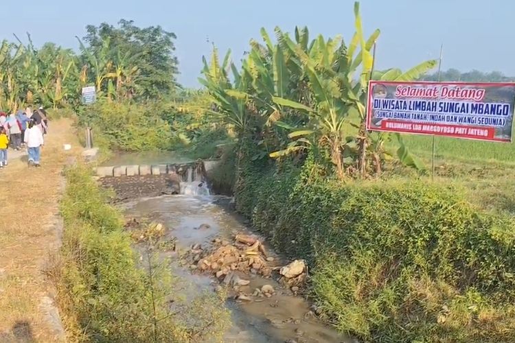 Sindir Pencemaran, Warga Bulumanis Lor Pati Pasang Spanduk 