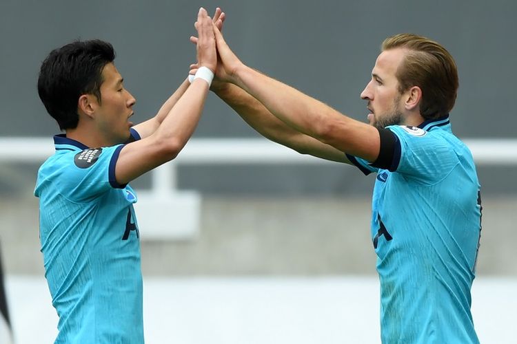 Striker Tottenham Hotspur Harry Kane (kanan) merayakan gol dengan penyerang Tottenham Son Heung-min (kiri) dalam laga Premier League Liga Inggris antara Newcastle vs Tottenham Hotspur di St James Park, Inggris, pada 15 Juli 2020. 