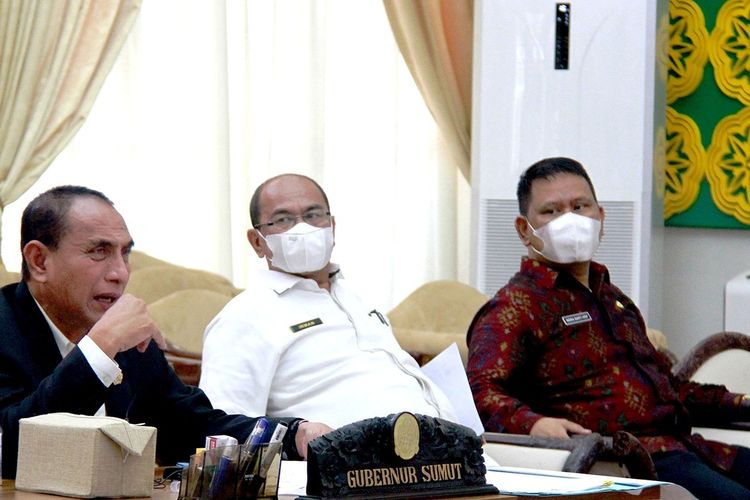 Gubernur Sumut Edy Rahmayadi memimpin rapat penanganan Covid-19 secara daring bersama bupati dan wali kota se- Sumut di rumah dinasnya, Selasa (18/5/2021)