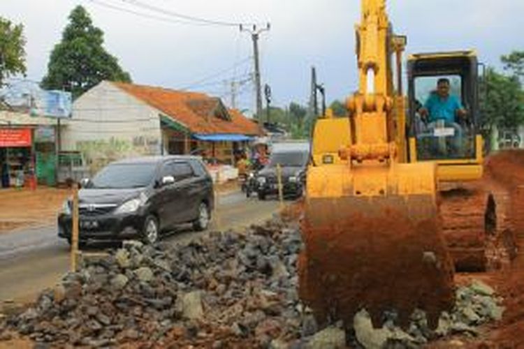 Perbaikan jalan di Kota Tangerang Selatan, belum menjadi fokus perbaikan Dinas Bina Marga Provinsi Banten. Gambar diambil Selasa (27/1/2015).